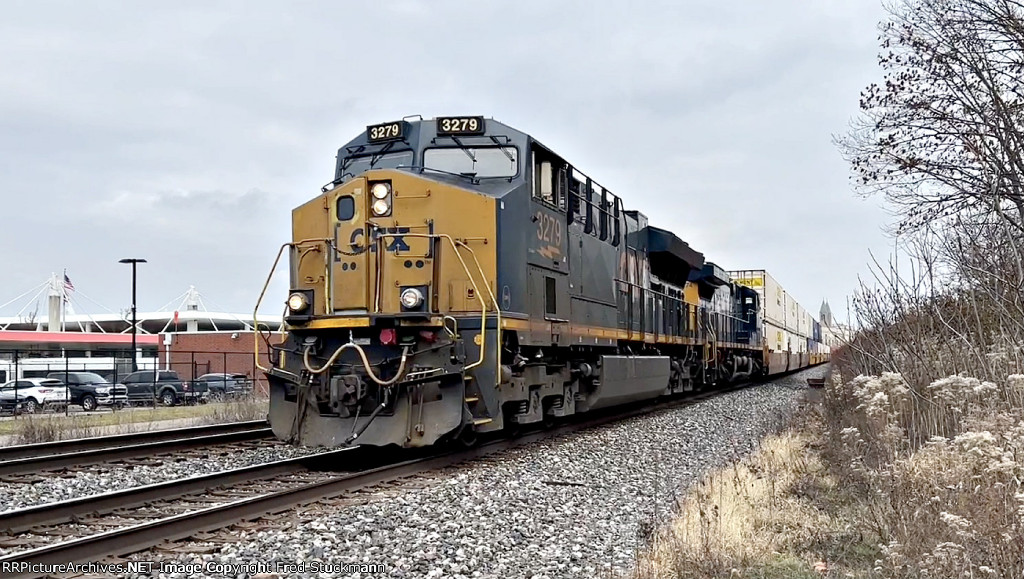 CSX 3279 leads I137.